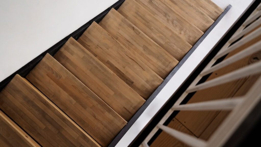 Marches et contremarches en bois : des idées pour un escalier élégant !