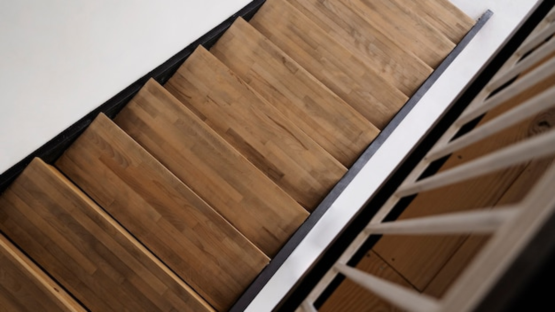 Marches et contremarches en bois des idées pour un escalier élégant — free download