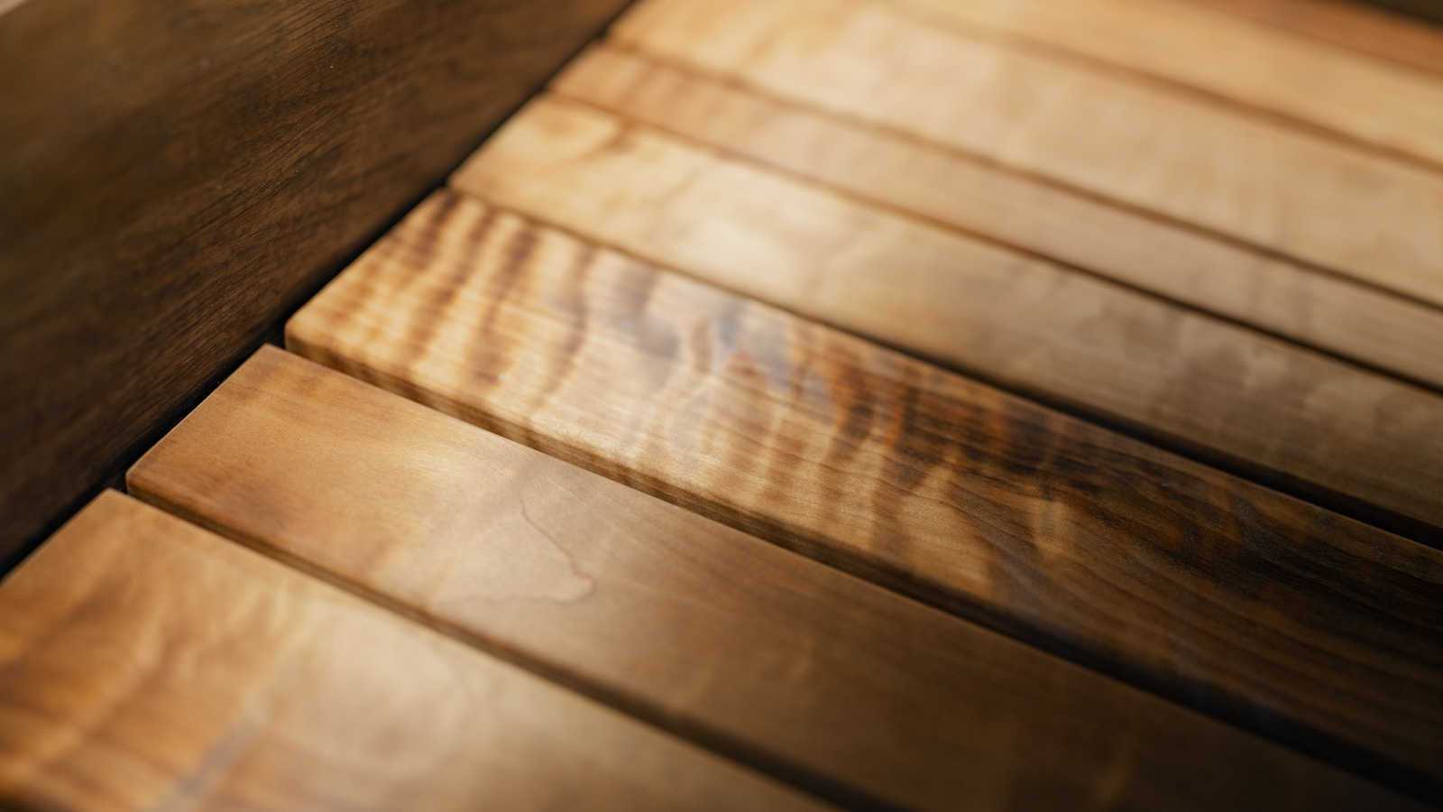 Application d'une huile sur un tasseau de bois avec un chiffon.