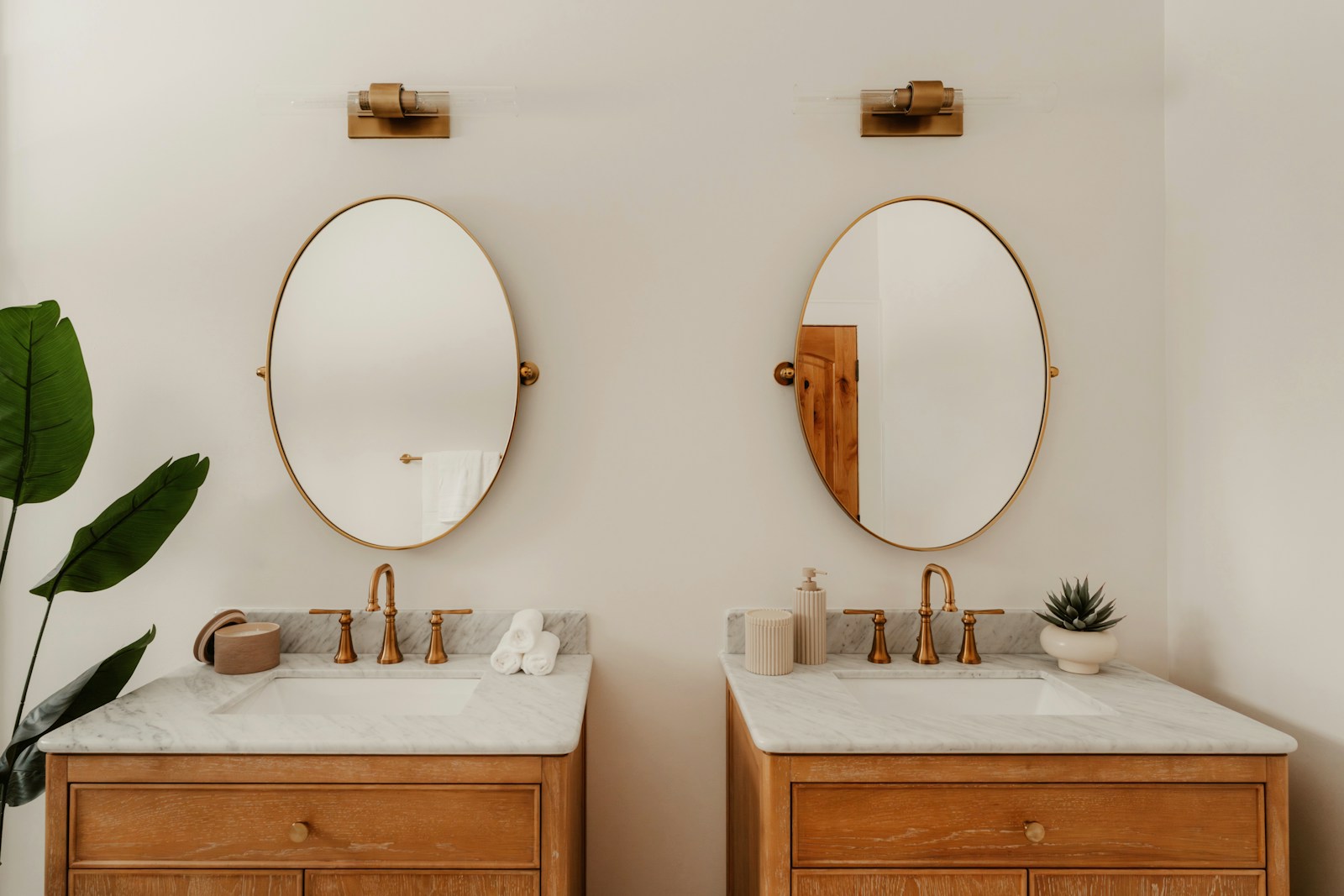 Applique murale à lumière chaude de part et d'autre d'un miroir de salle de bain