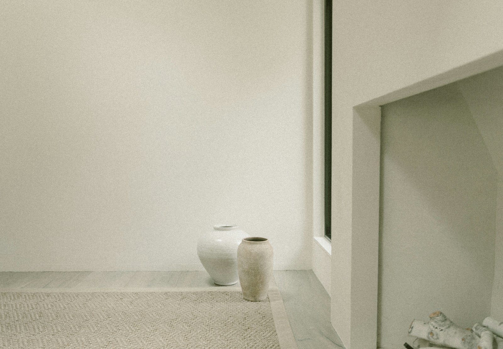 Bouquet de fleurs séchées installé dans un foyer de cheminée vide en été.