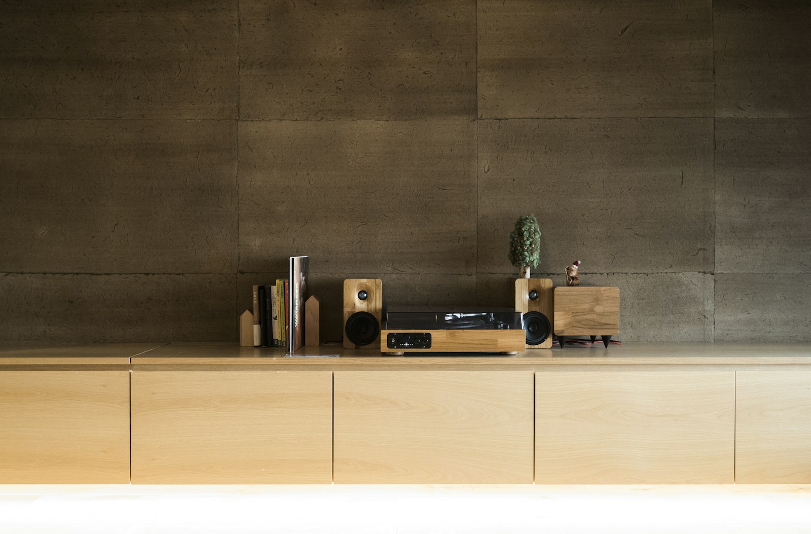 Buffet en chêne brut huilé dans un séjour contemporain aux murs clairs.