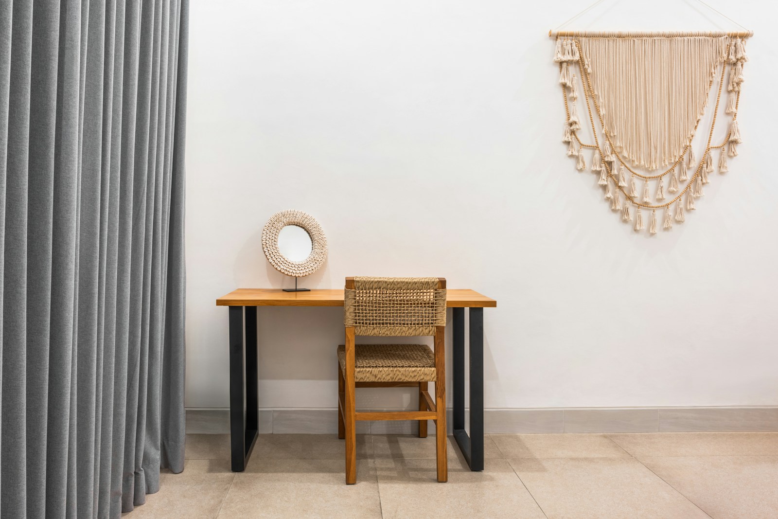 Bureau installé le long d'une fenêtre, lumière douce et rideau en lin.
