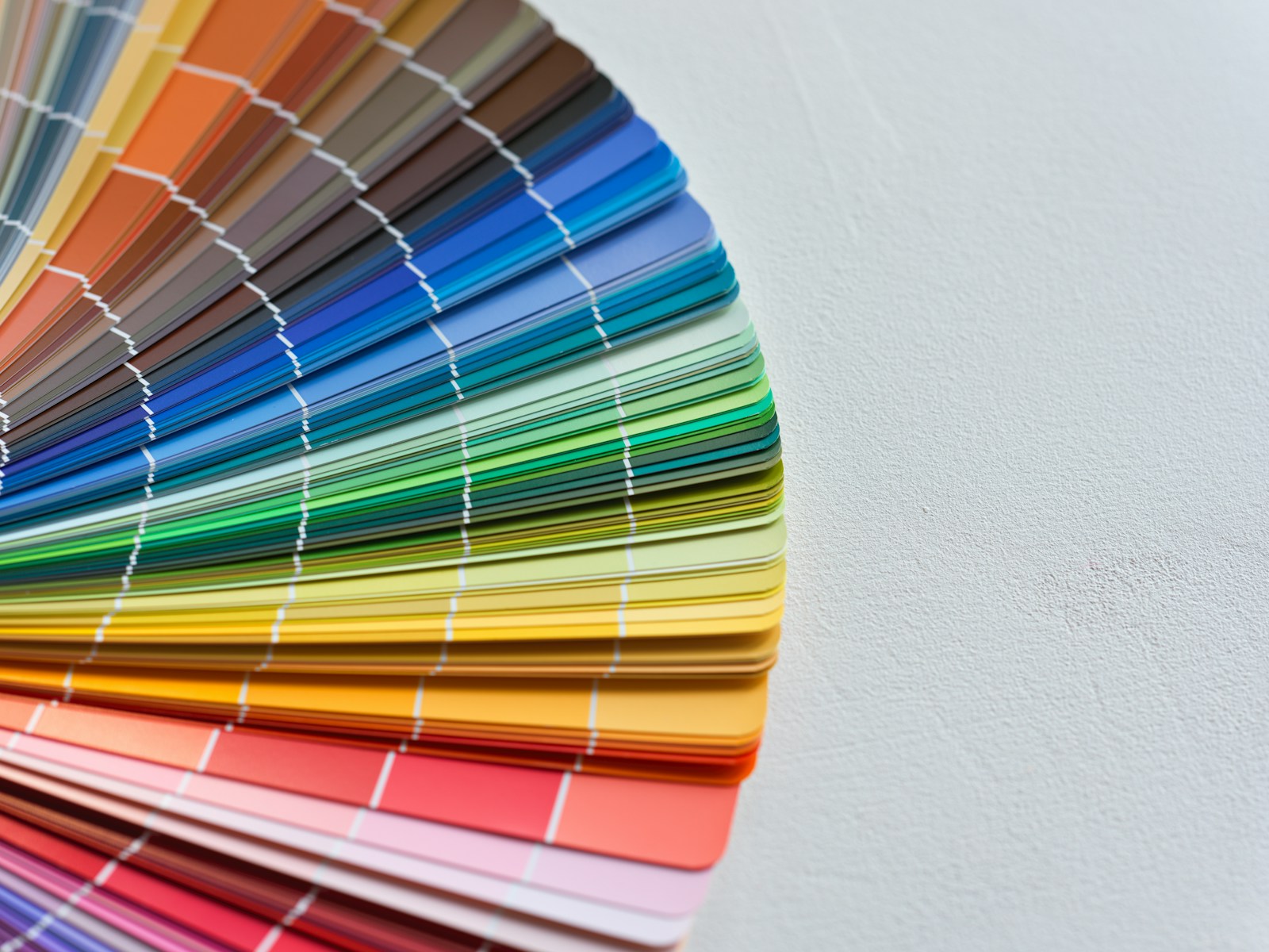 Cercle chromatique posé sur une table en bois, avec des échantillons de pigments.