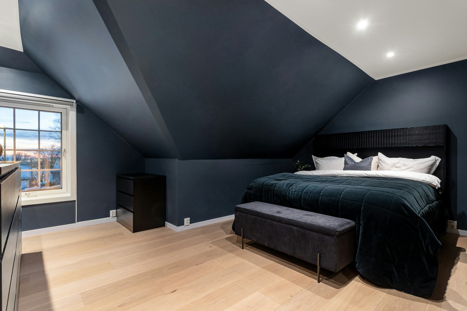Chambre cocon au plafond peint dans un bleu profond, ambiance enveloppante.
