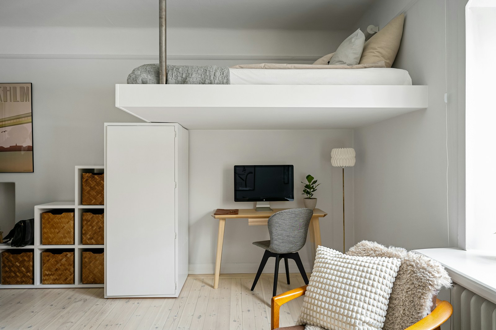 Chambre d'adolescent avec lit en hauteur et bureau installé dessous.