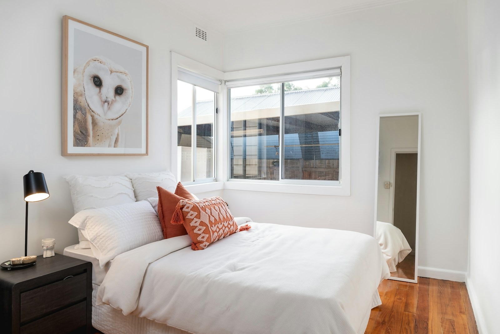 Chambre rectangulaire étroite avec lit double placé contre le mur long.