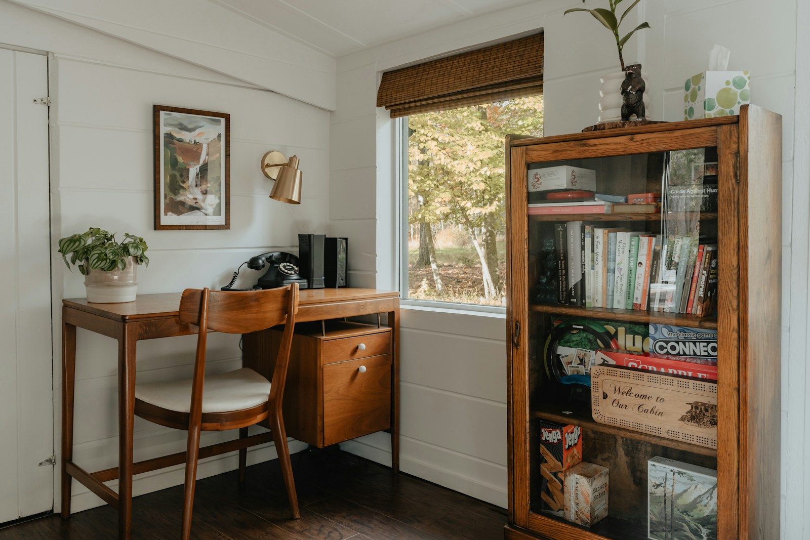 Coin bureau aménagé dans l'angle d'un salon, plateau en bois et panier tressé.