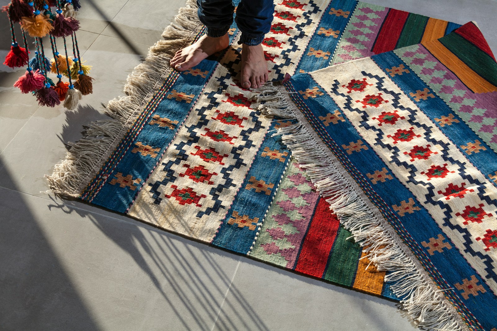 Coin détente au sol avec grand tapis et coussins dans une chambre