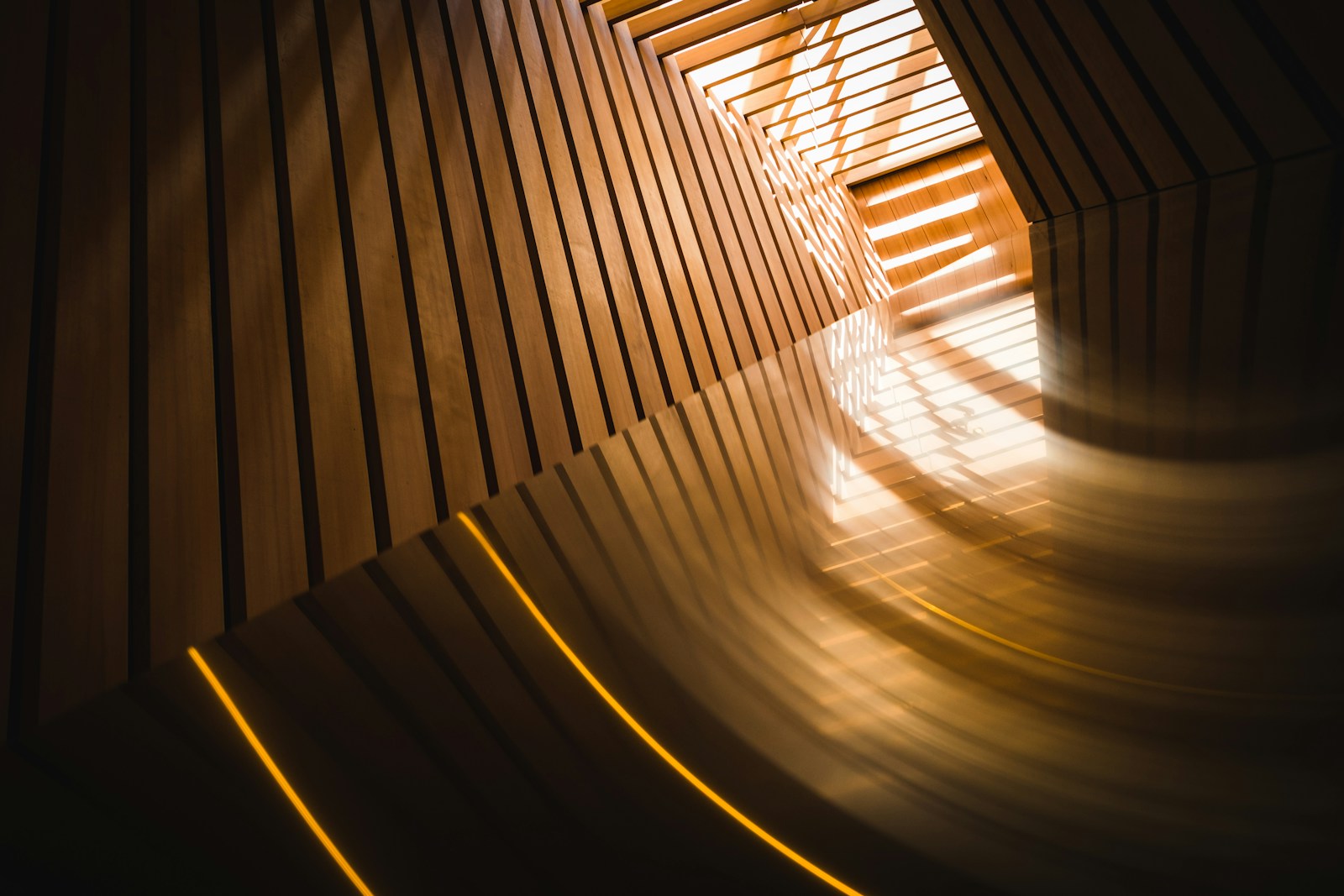Contremarches d'escalier habillées de tasseaux de bois.