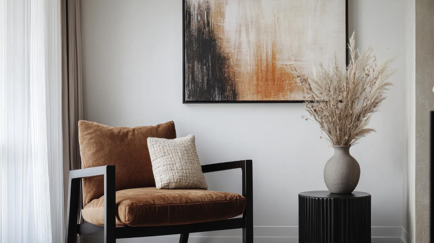 Corner de salon moderne avec une chaise brune et des œuvres d'art