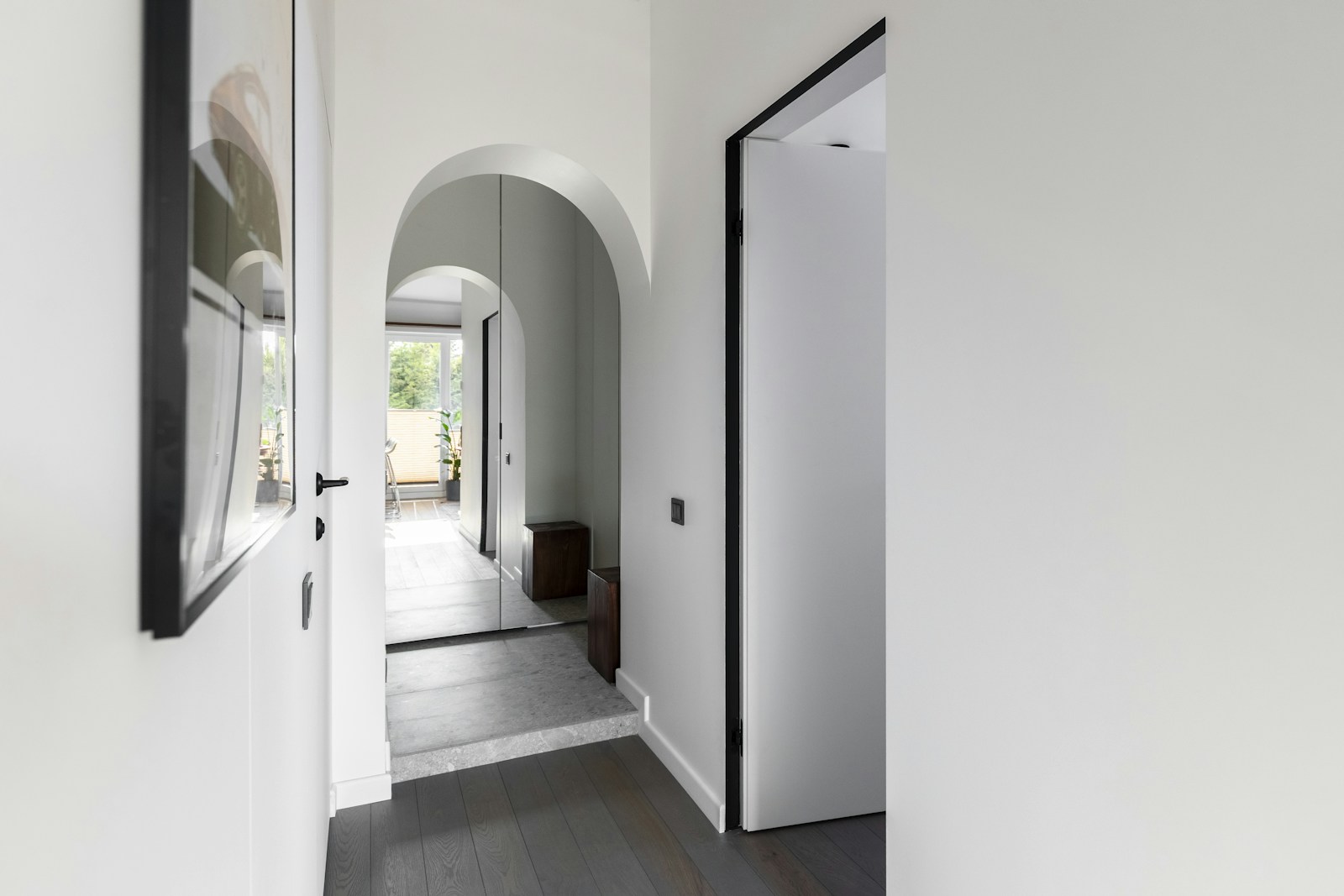 Couloir clair avec une porte fermée et son encadrement.