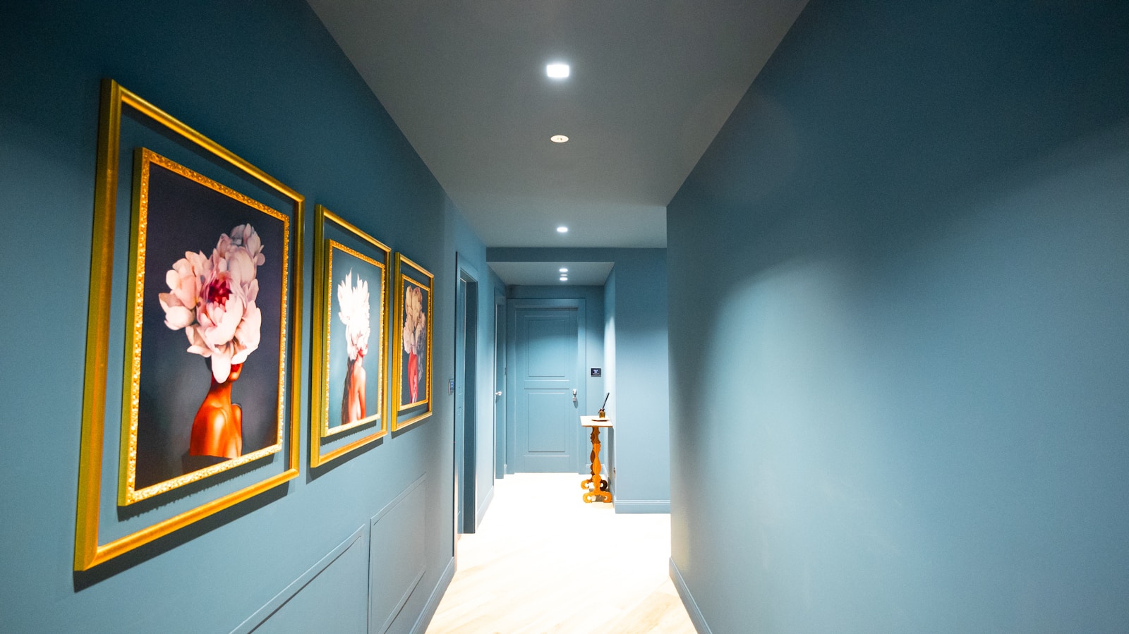 Couloir peint en deux couleurs avec une séparation horizontale nette.