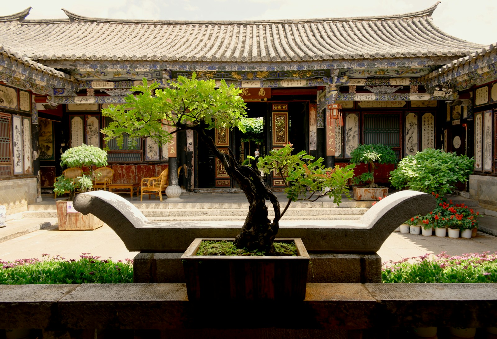 Cour intérieure d'une maison traditionnelle chinoise, structure en bois et pierre.