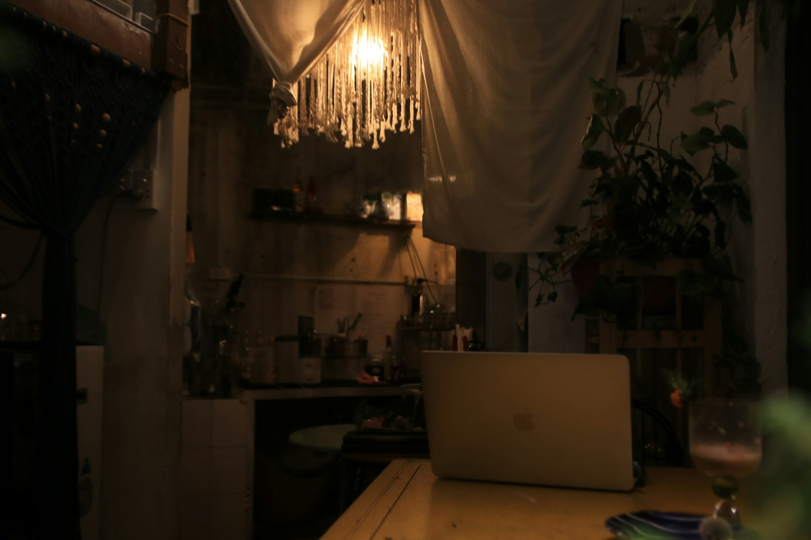 Cuisine éclairée en lumière chaude et tamisée en soirée.