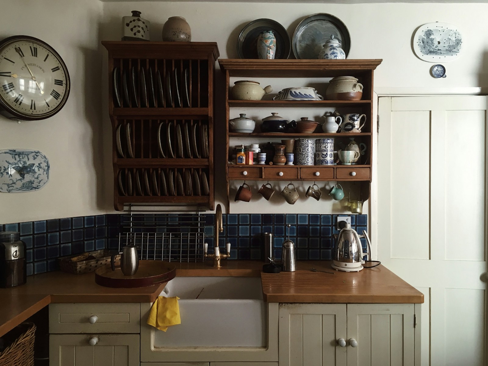 Cuisine en bois au style chiné, avec poteries et objets anciens