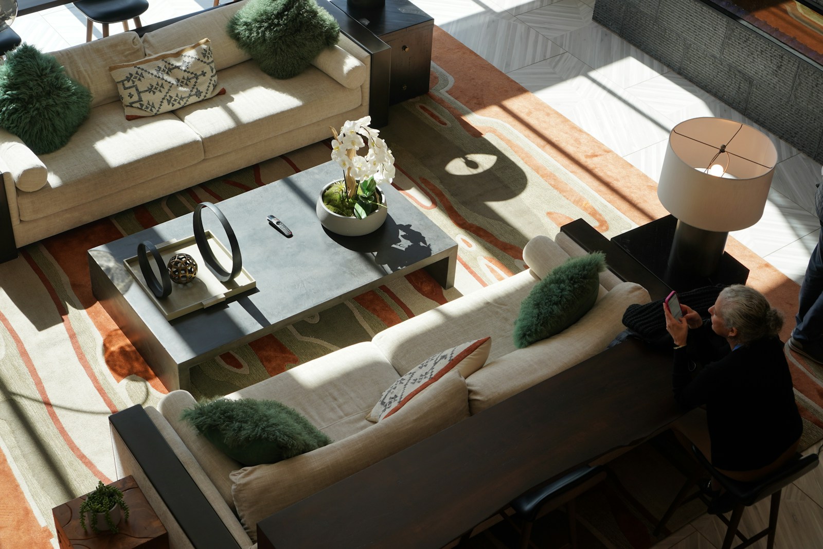 Décoratrice d'intérieur échangeant avec ses clients dans un salon lumineux