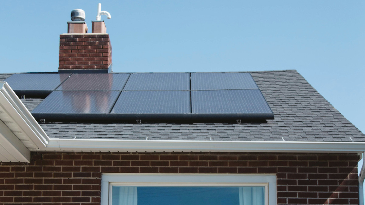 Des panneaux solaires sont installés sur la toiture d'une maison