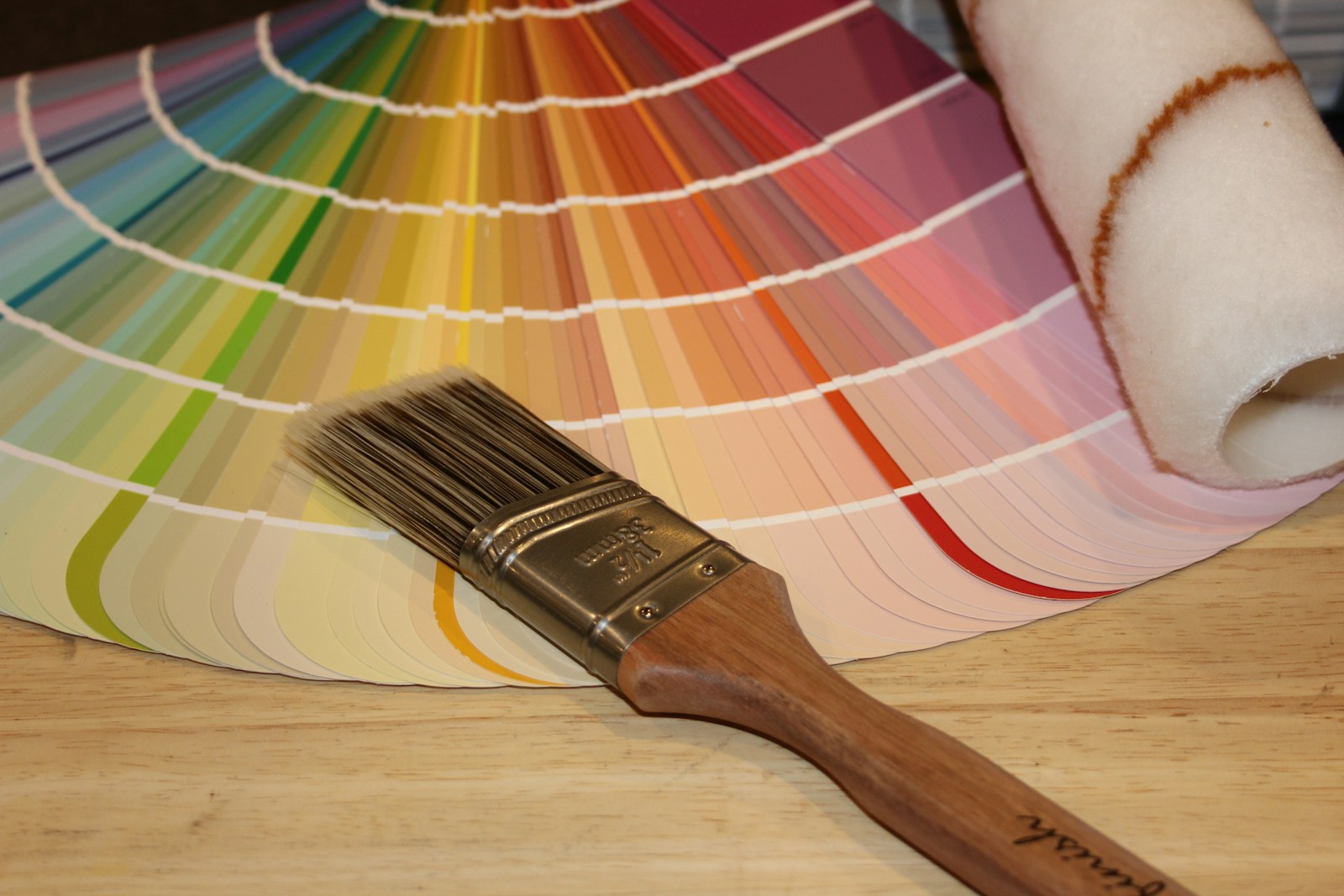 Échantillons de peinture posés sur un mur de couloir pour comparer les teintes.