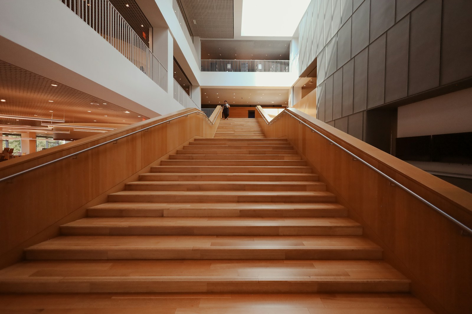 Escalier dégagé, marches libres et main courante accessible.