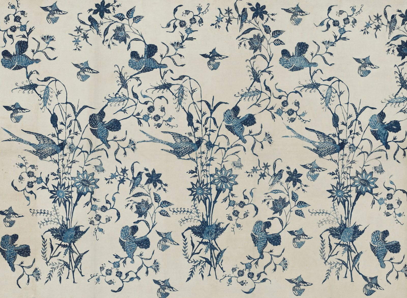 Étoffe à motif toile de Jouy, dessin bleu sur fond crème.