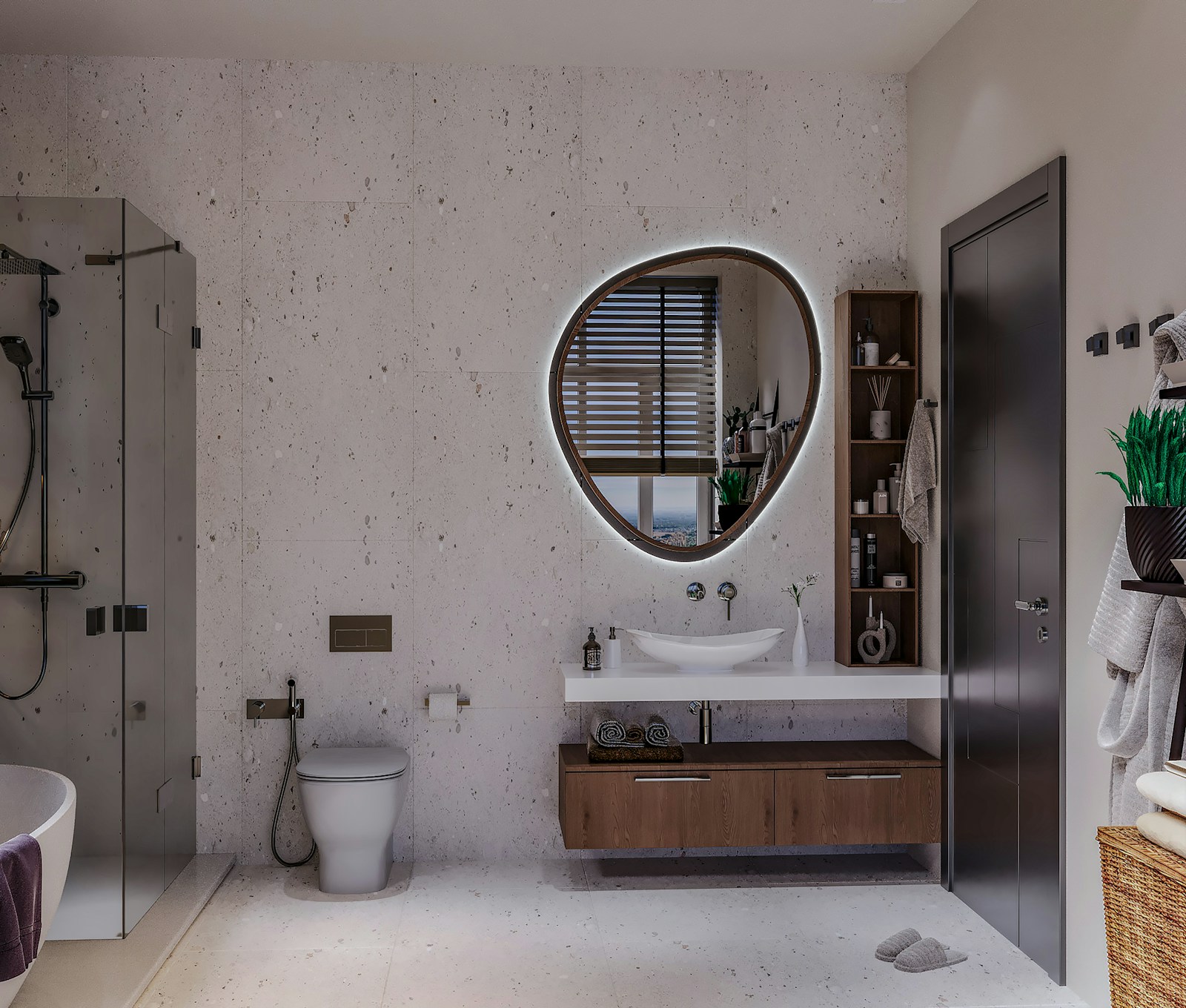 Grand miroir rond dans une petite salle de bain, reflétant la lumière de la pièce