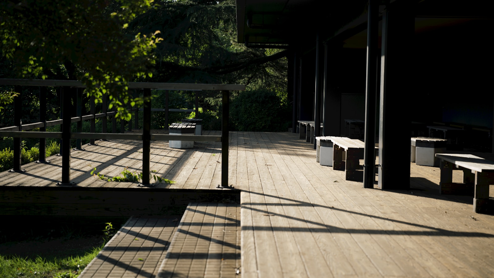 Grande terrasse organisée en zone repas et coin salon bas avec tapis d'extérieur.