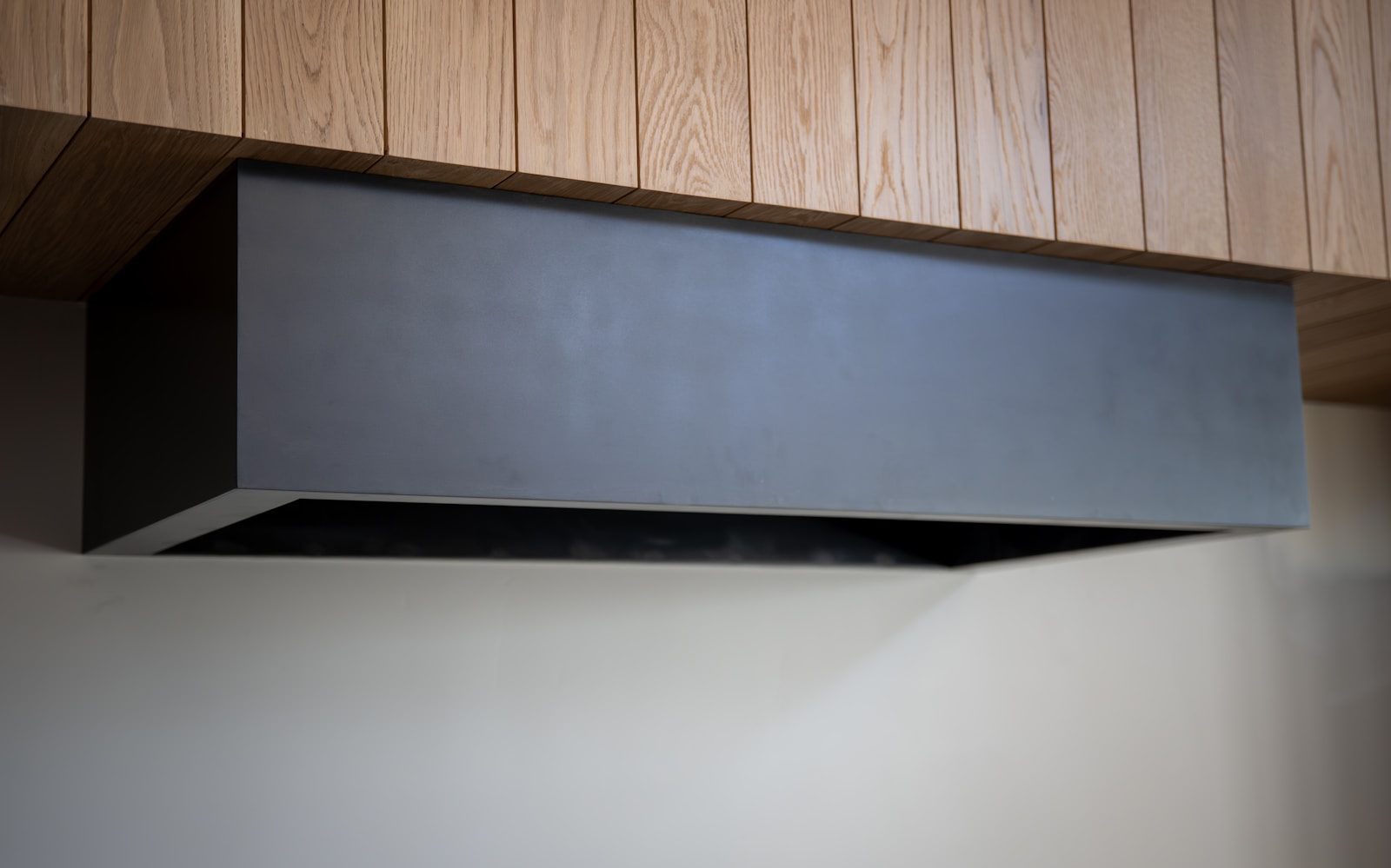Hotte aspirante au-dessus d'une plaque de cuisson