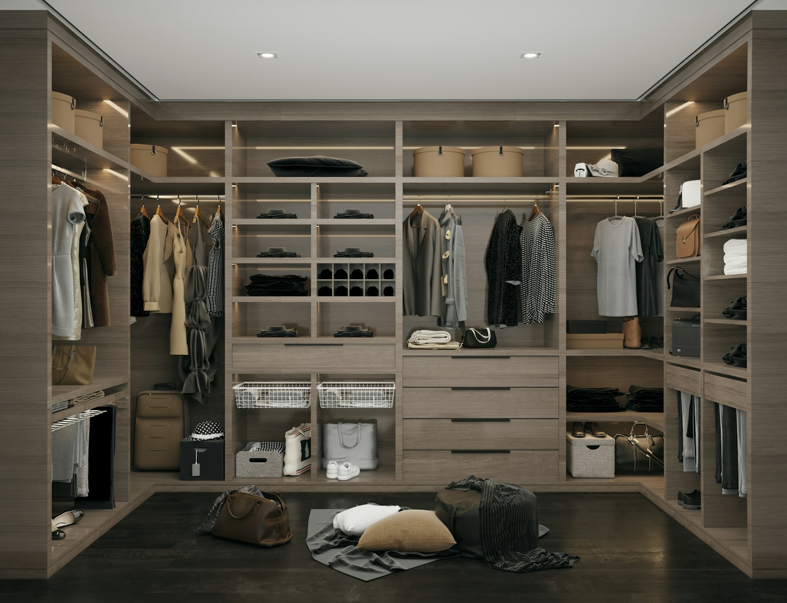 Intérieur de penderie avec vêtements sur cintres et étagères de linge plié.