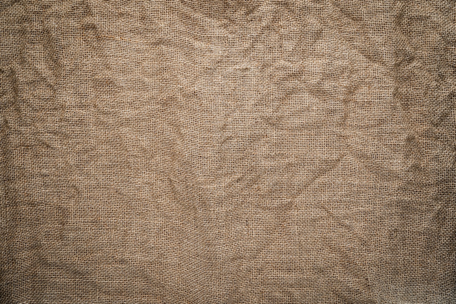 Literie en lin froissé, texture naturelle en gros plan.