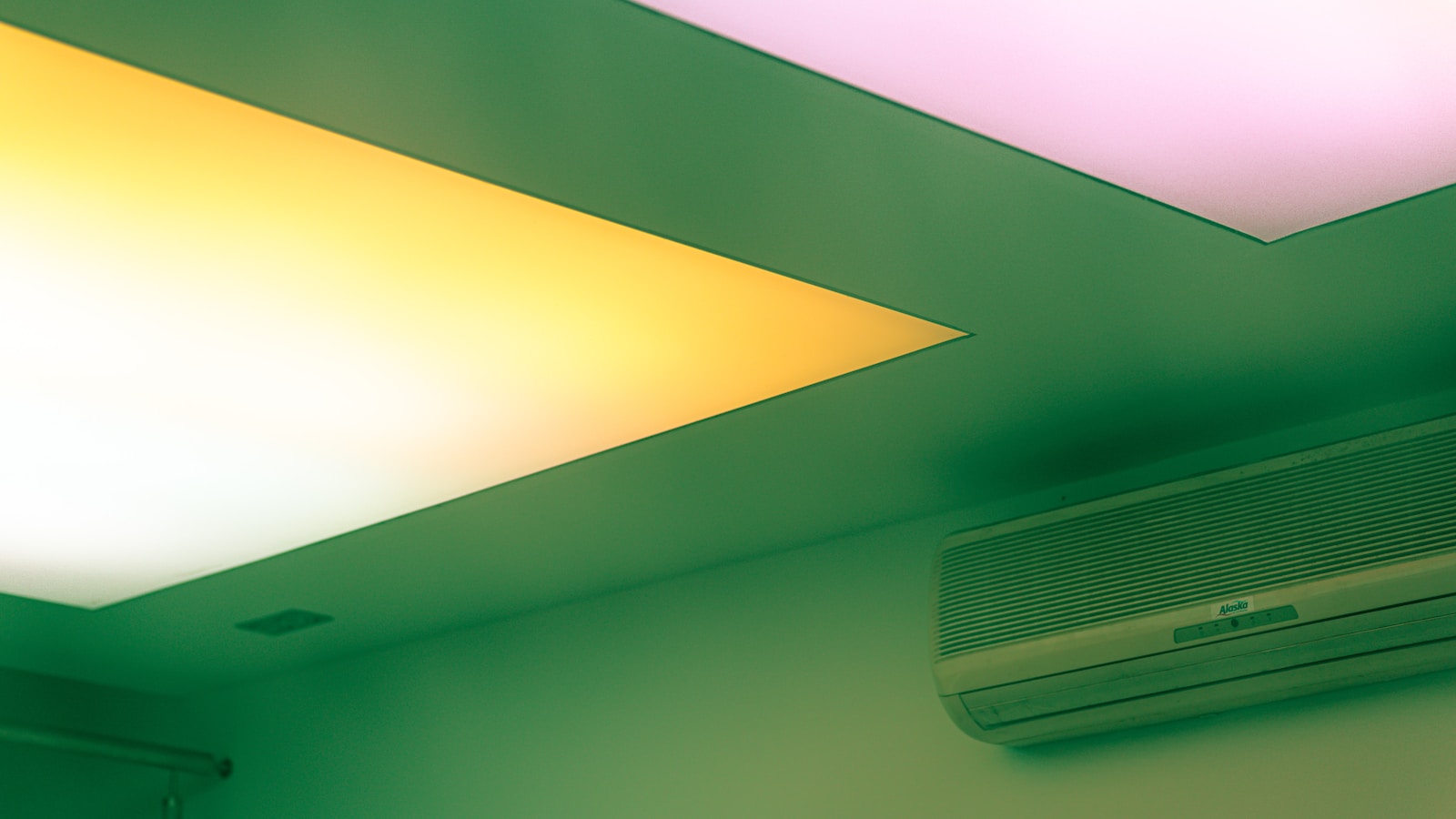 Lumière du matin renvoyée par un plafond très clair dans une chambre.