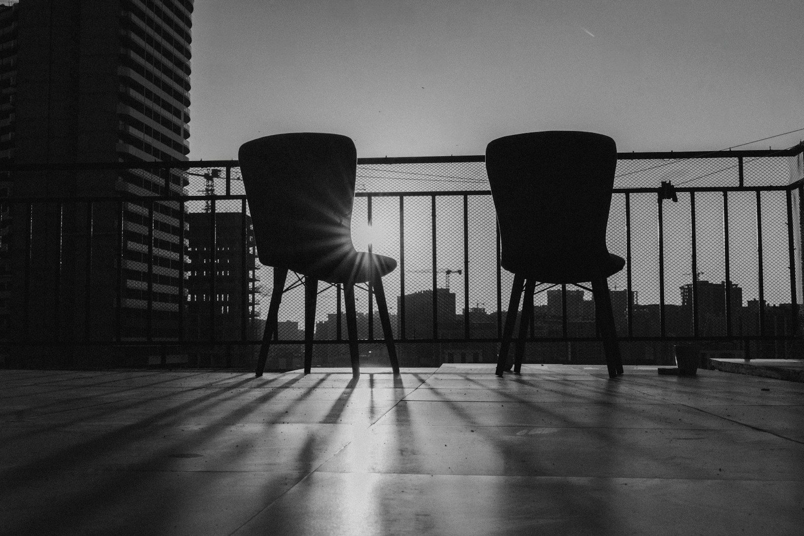 Lumière du matin sur le sol d'un balcon encore vide.