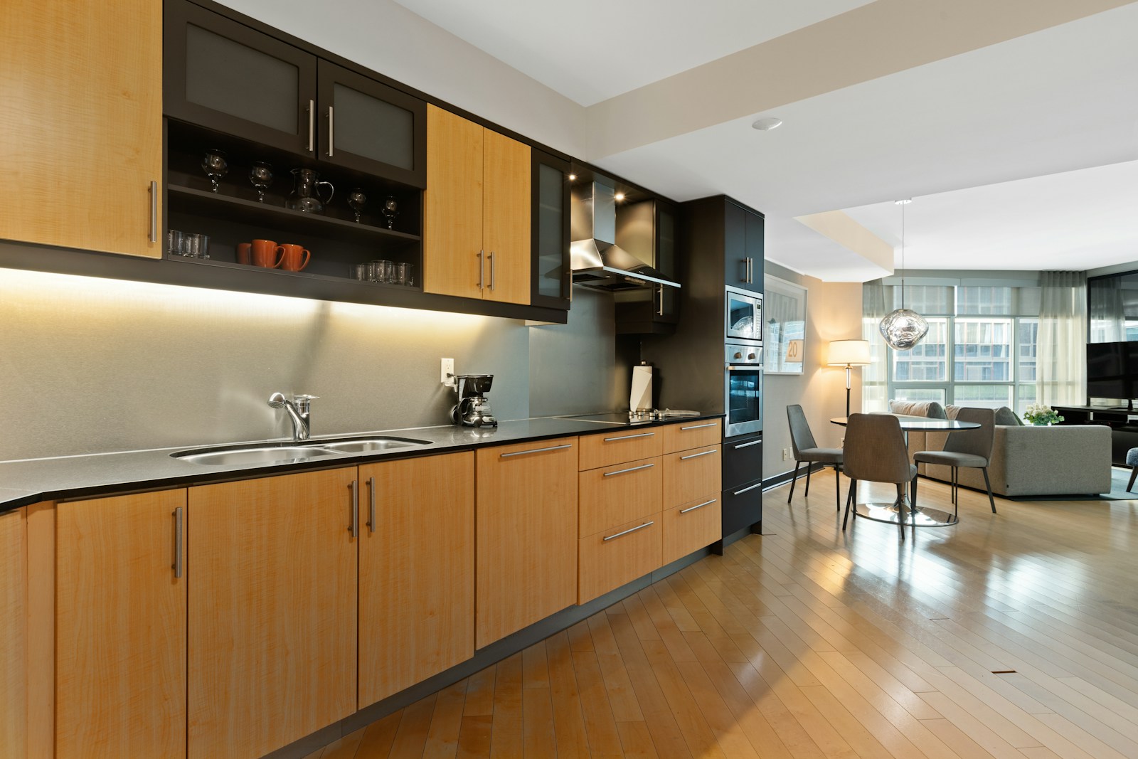 Meubles hauts de cuisine montant jusqu'au plafond dans un intérieur épuré