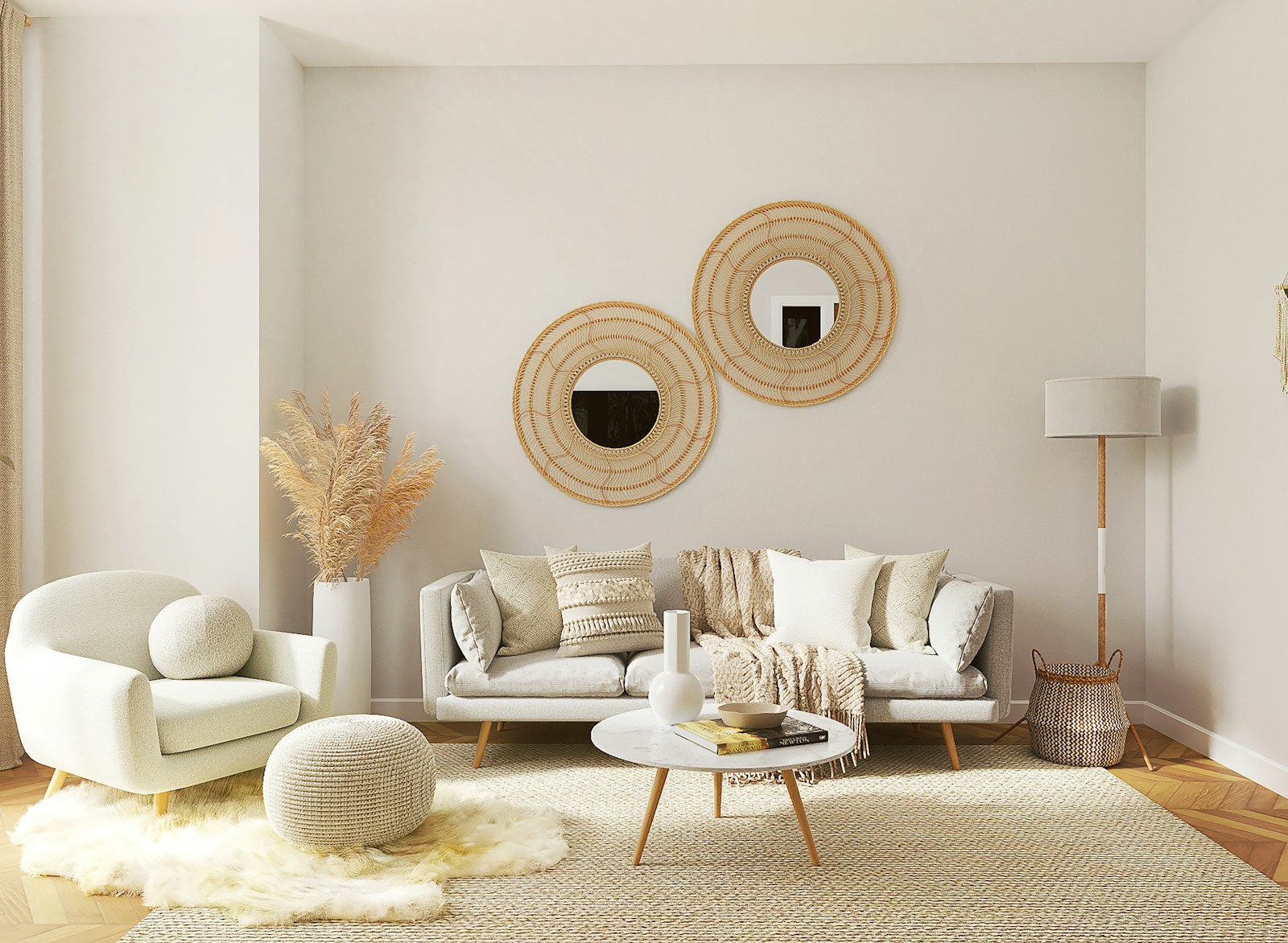 Miroir rond, tenture tissée et plante retombante composant un mur de salon.