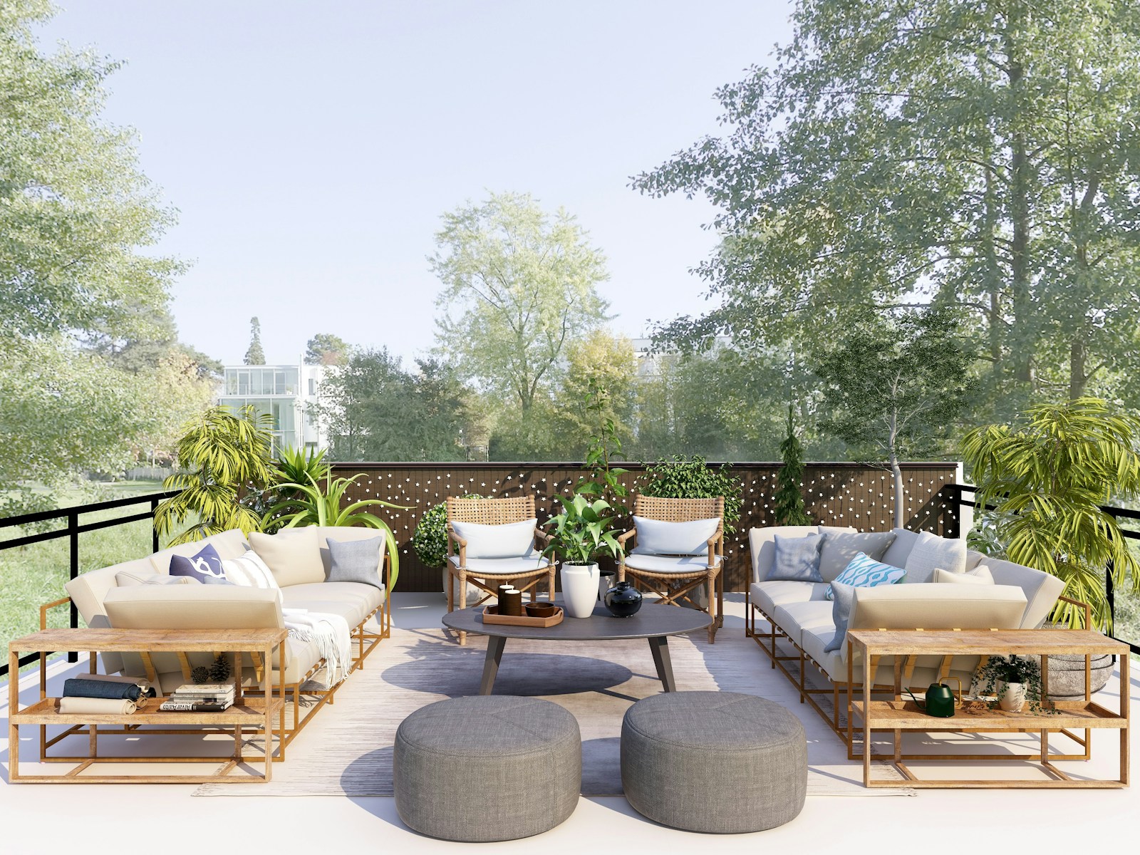 Mobilier d'extérieur en bois massif et textiles clairs sur une terrasse.