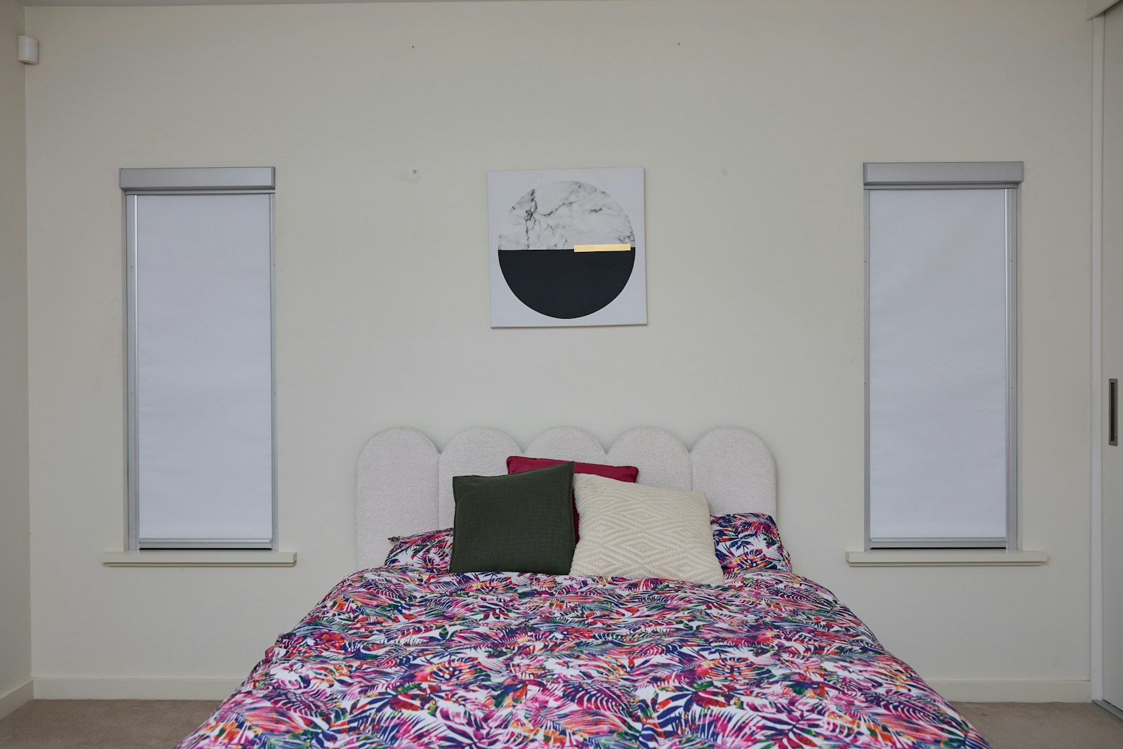 Mur d'affiches au-dessus du lit dans une chambre d'adolescent