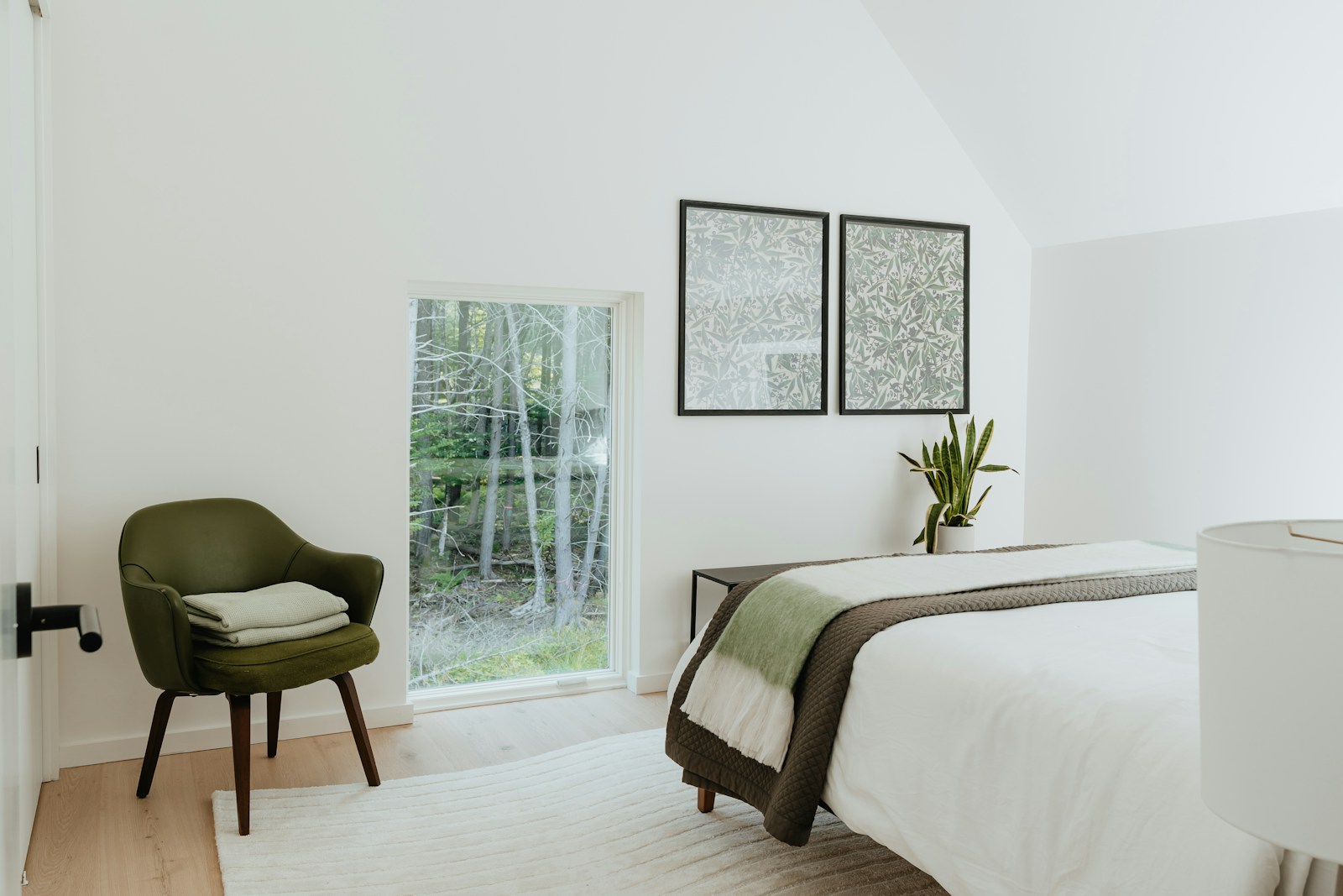 Mur de chambre vert olive foncé avec lampe de chevet et livres