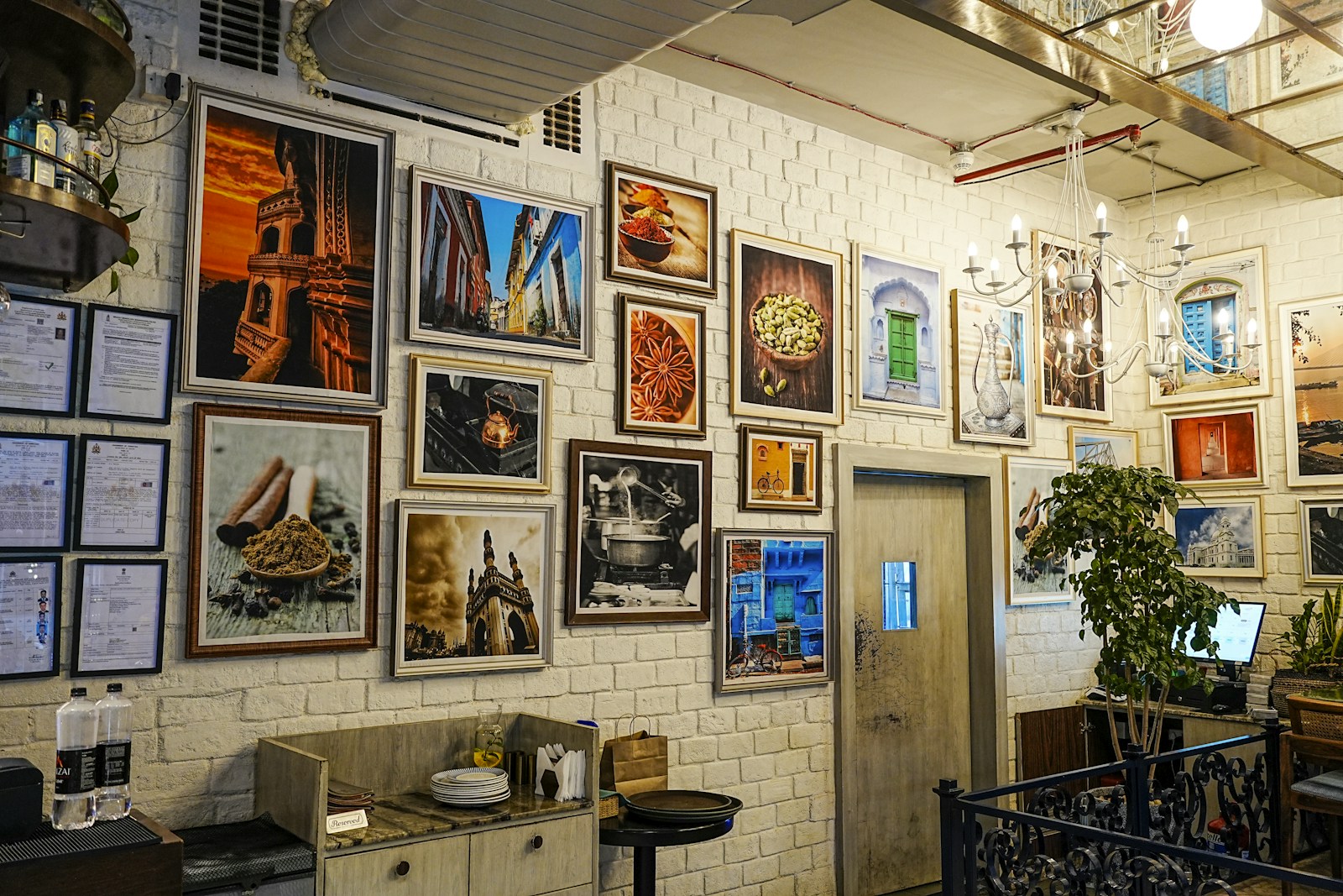 Mur de cuisine décoré de cadres encadrés et d'une petite étagère