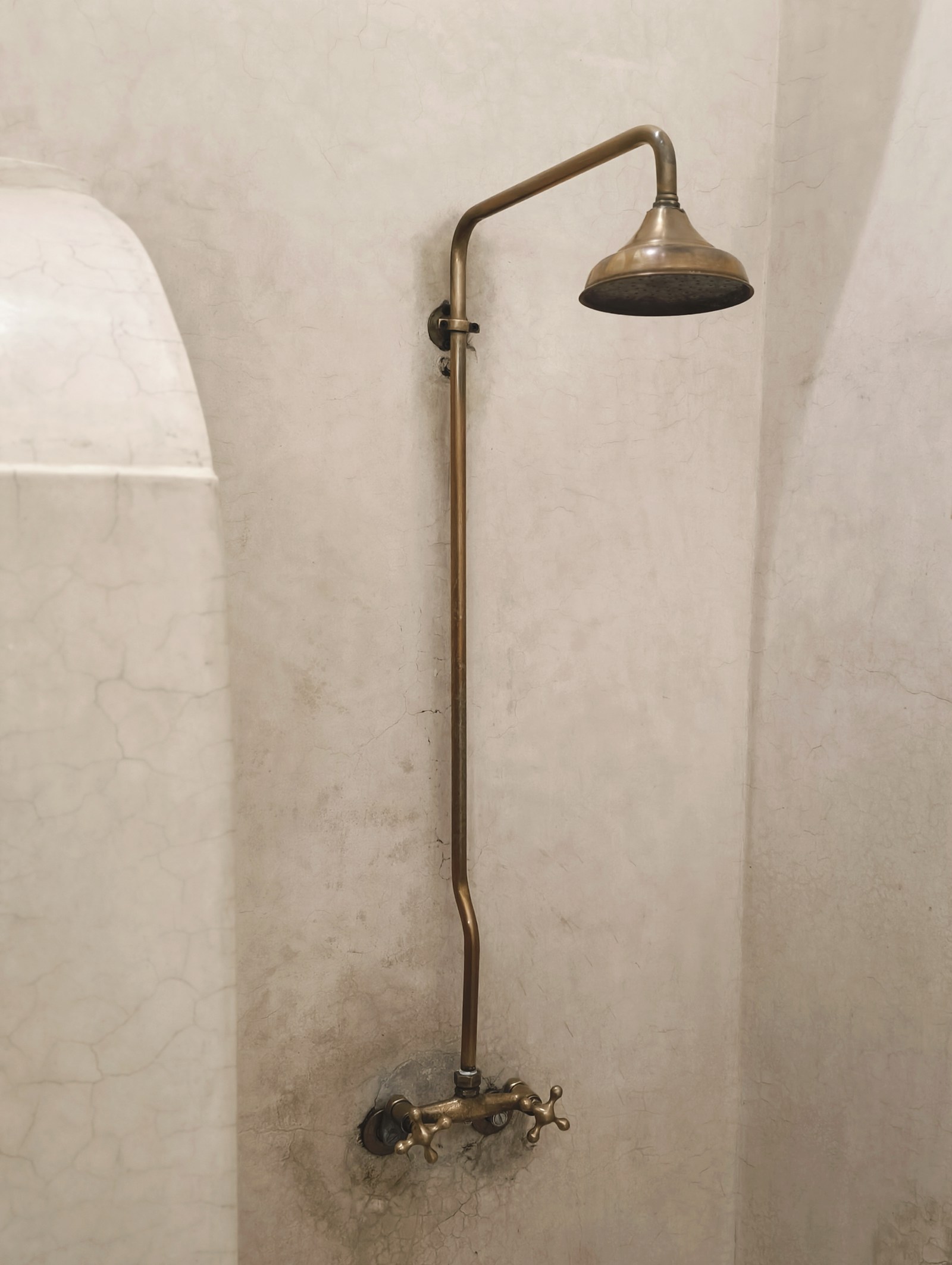 Mur de salle de bain en tadelakt, enduit à la chaux à la texture satinée