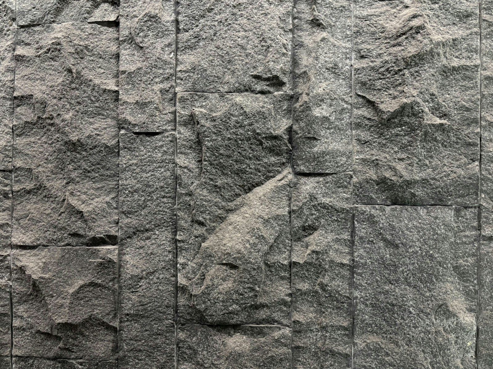 Mur extérieur habillé de plaquettes de parement en pierre naturelle.