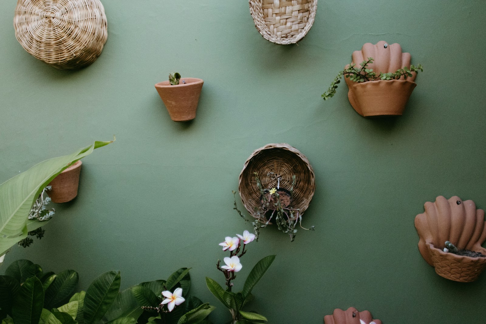 Mur peint en terre cuite avec panier en rotin et céramique artisanale