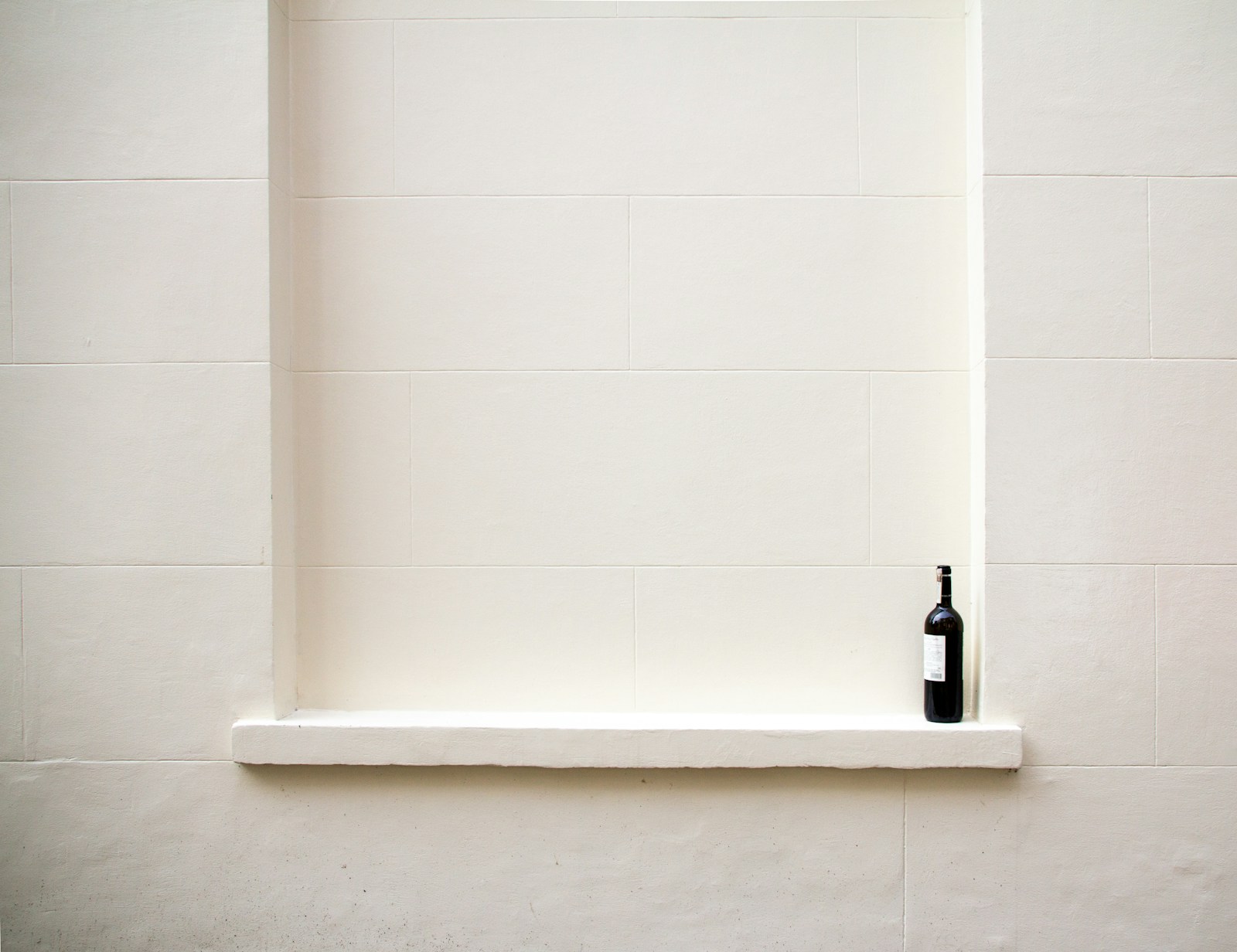 Niche de rangement encastrée dans une paroi de douche en pierre