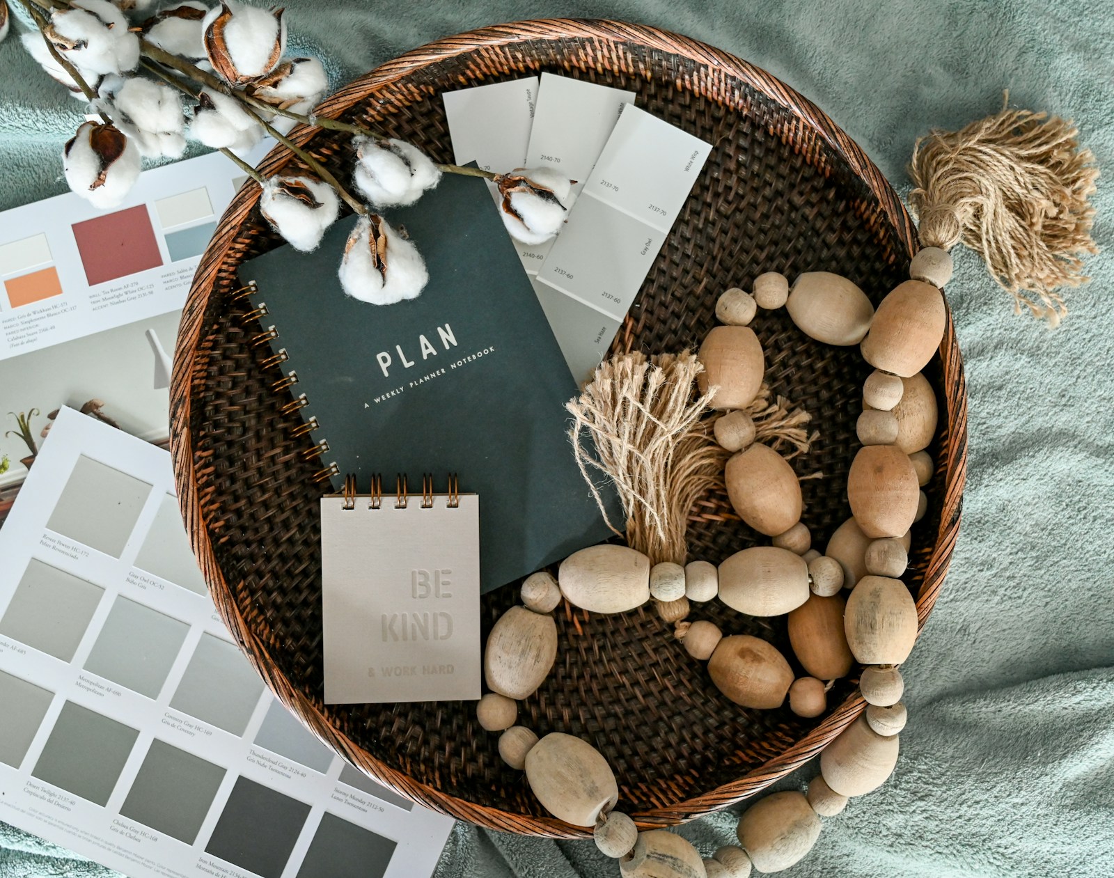 Palette de teintes terreuses : terracotta, vert et beige dans un intérieur.