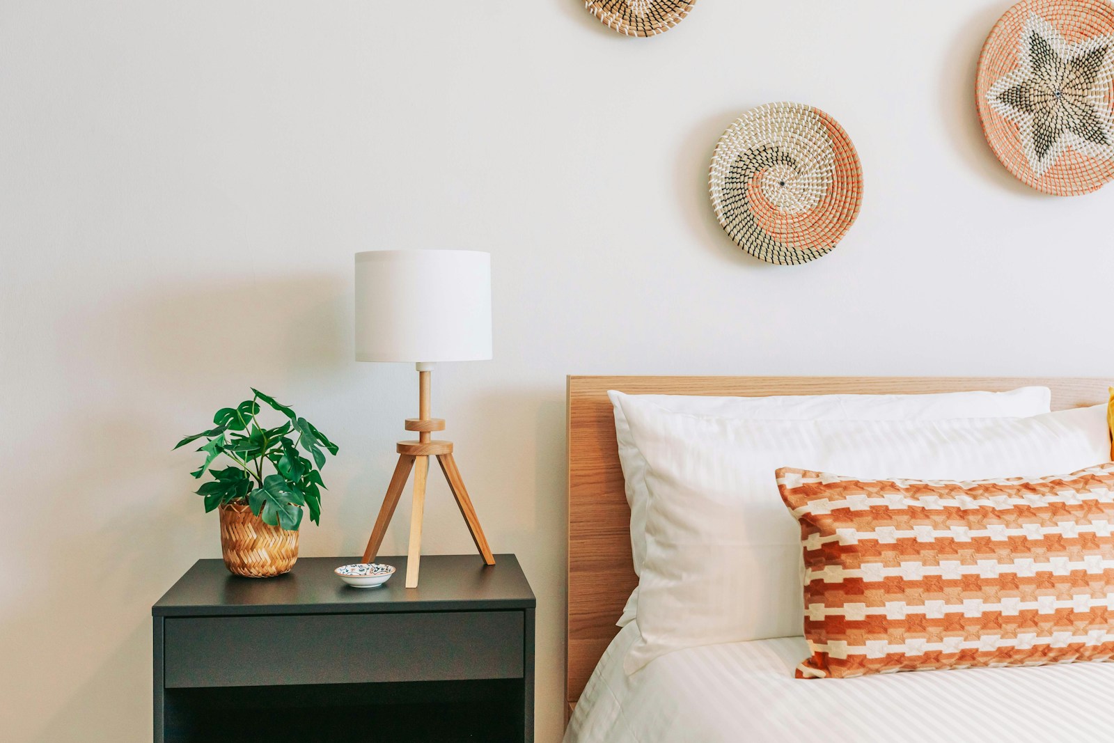 Paniers de rangement tressés posés sur une étagère de chambre