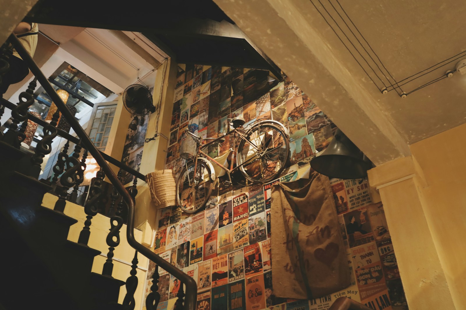 Papier peint panoramique déployé sur le mur d'une montée d'escalier.