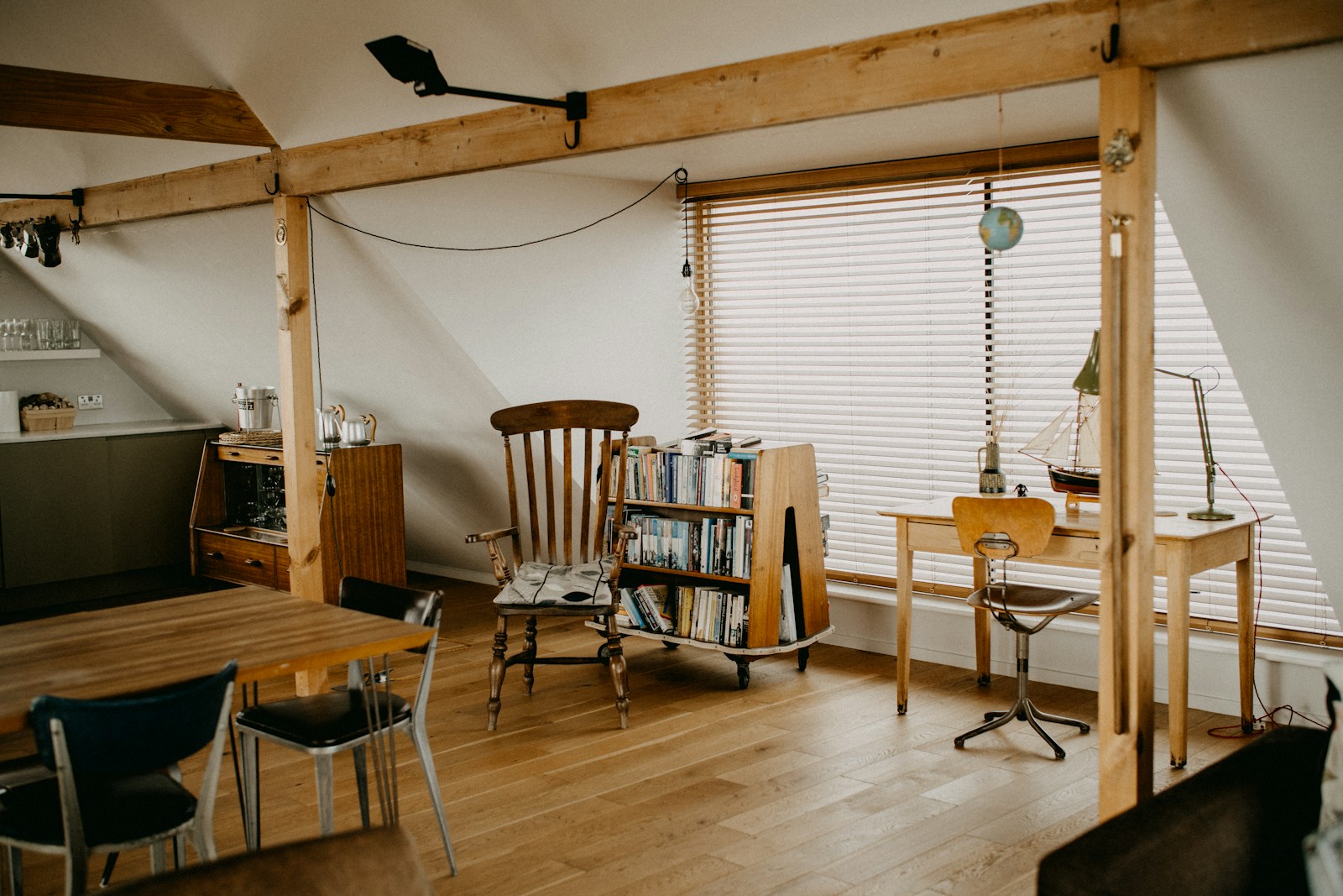 Petit bureau en bois installé sous la pente d'une chambre de combles.