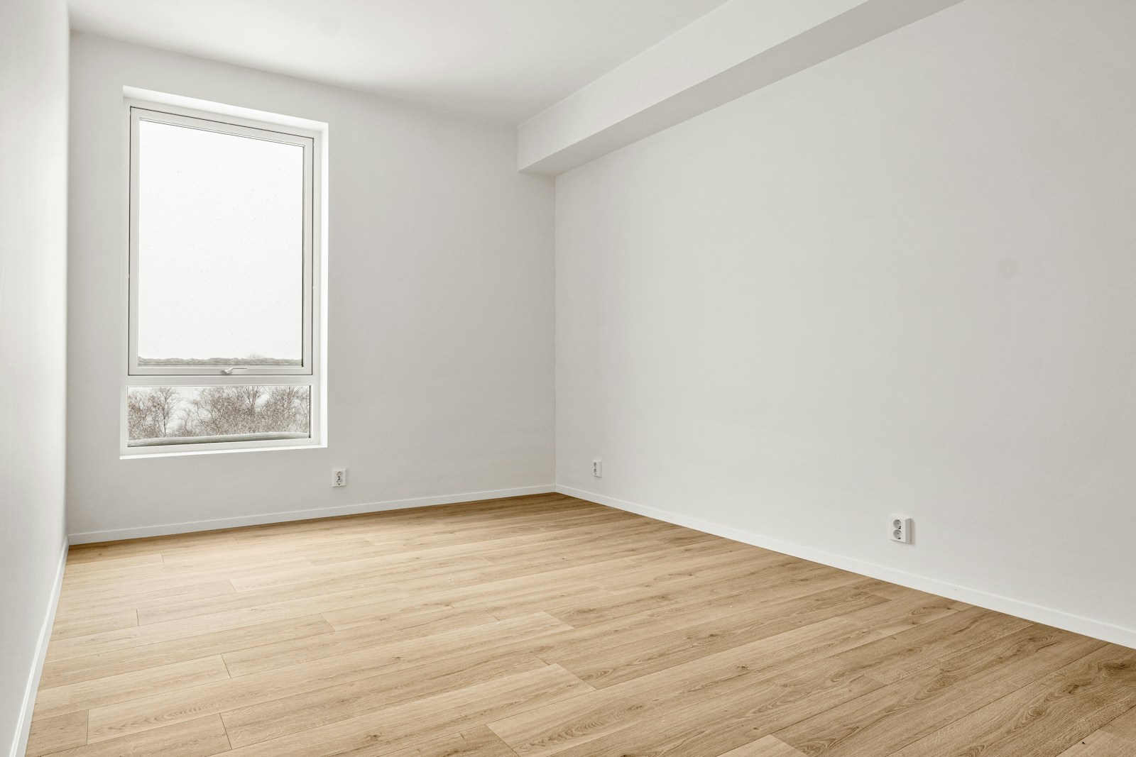 Petite chambre entièrement blanche, minimaliste, aux murs nus