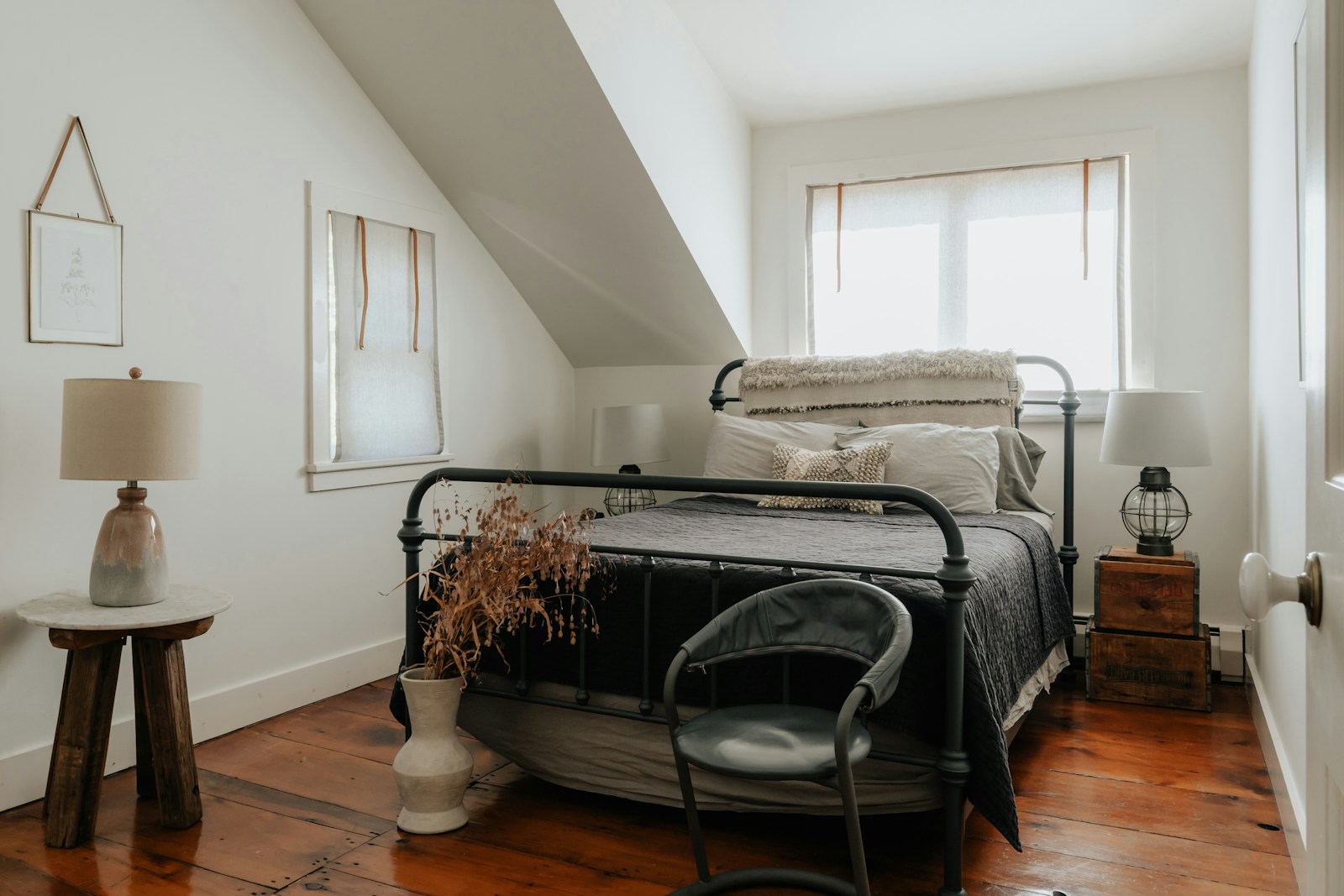 Petite chambre vide aux murs clairs et parquet, avant aménagement.