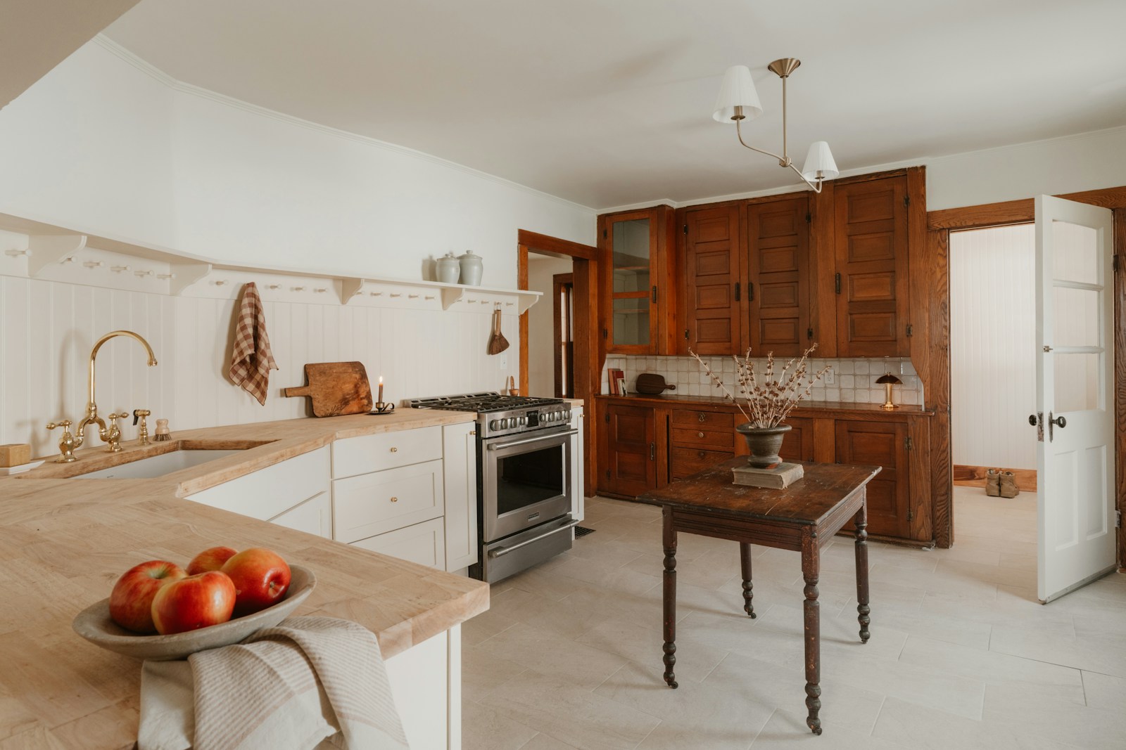 Petite cuisine linéaire aux façades claires et plan de travail en bois