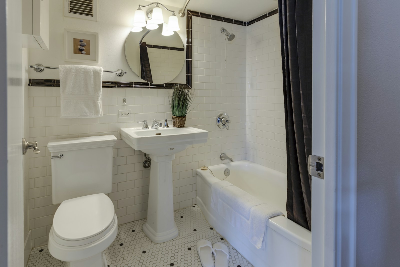 Petite salle de bain sans fenêtre aux murs colorés et à l'éclairage doux